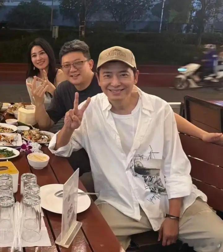 54岁戴军和朋友在泰国曼谷一家餐厅吃海鲜大餐，他的打扮年轻时尚，身材很瘦，皮肤也