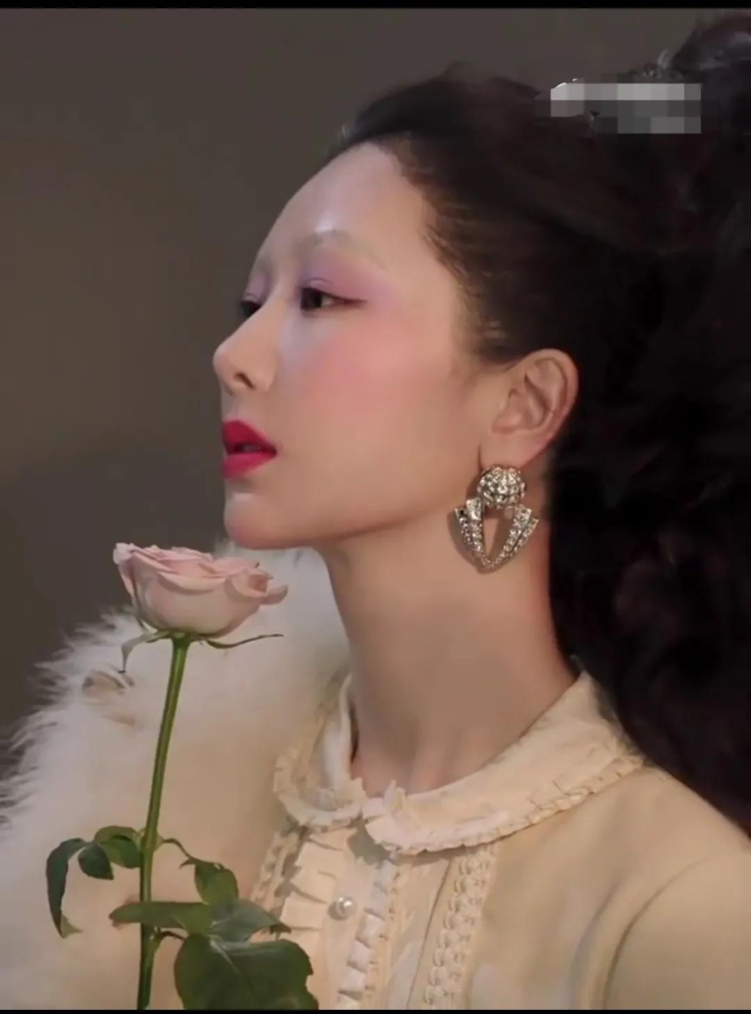 老天爷，杨紫这是闹哪样？这几天娱乐圈的明星们造型翻车的不少，这其中就包括梅婷