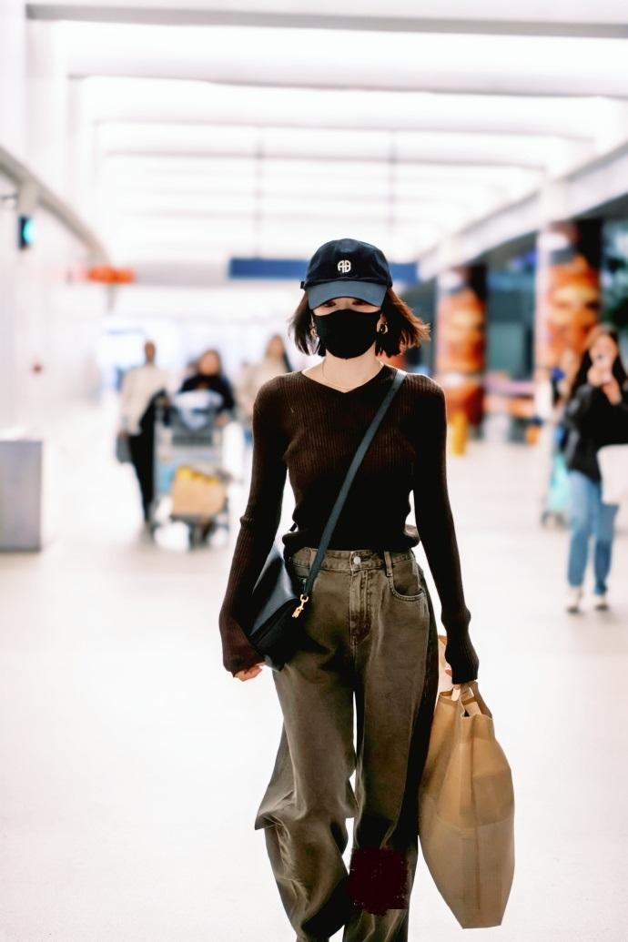 最近秦岚现身机场，她这次搭配的极为简洁，看起来格外的苗条，也很靓丽。秦岚上身