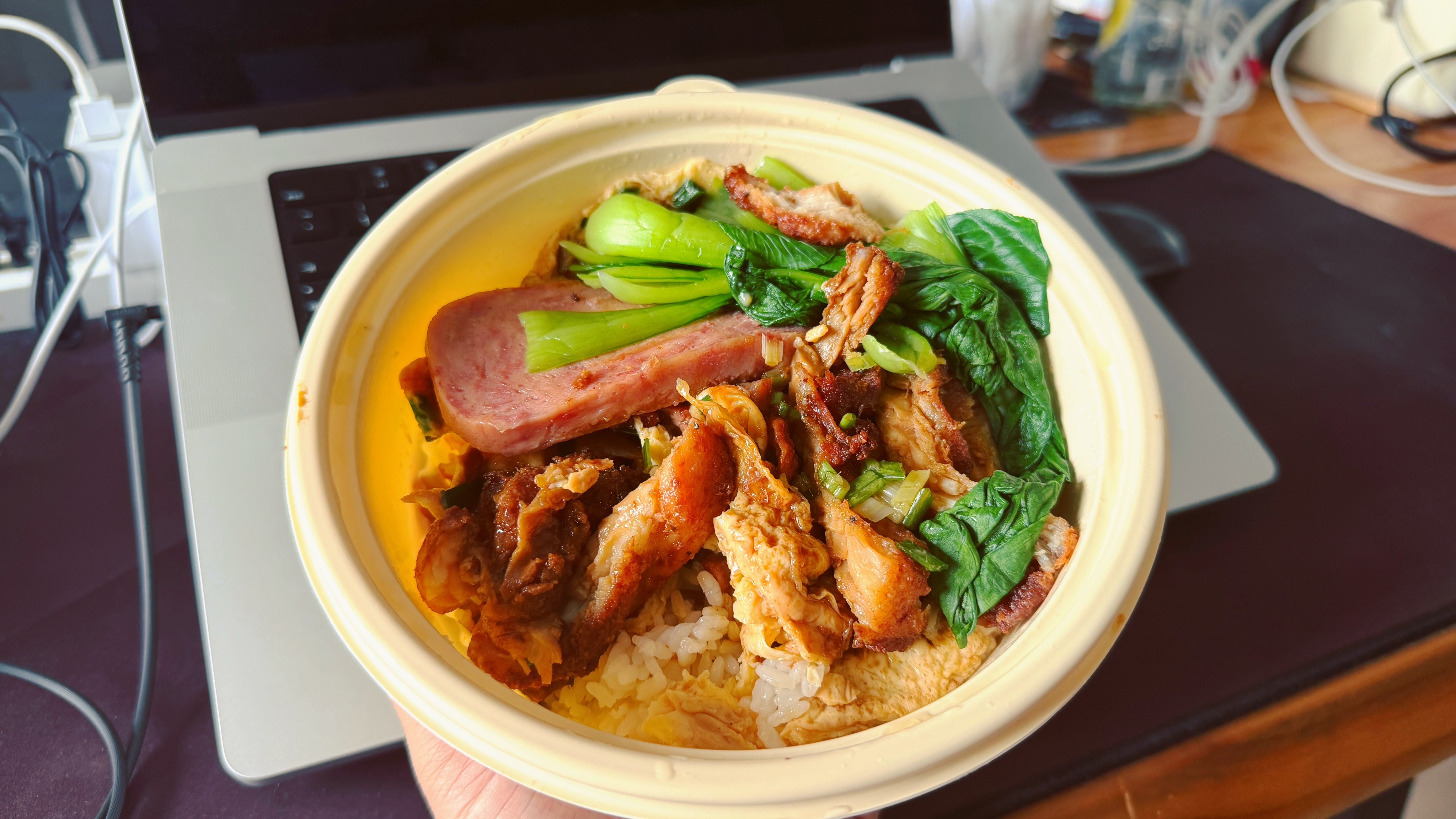 中午外卖吃诚实饭，饭很实，一碗吃完真的撑！里面是炸猪排、午餐肉、鸡蛋和油菜。昨天