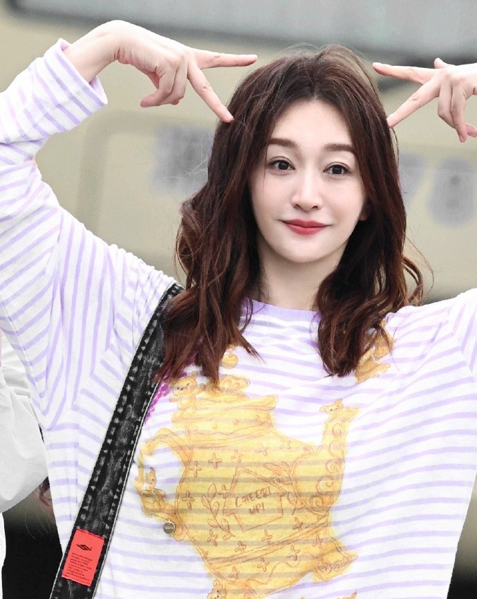 李小冉在录制浪姐的时候搭配的很洒脱，看起来年轻又迷人，气质也很出众。李小冉上