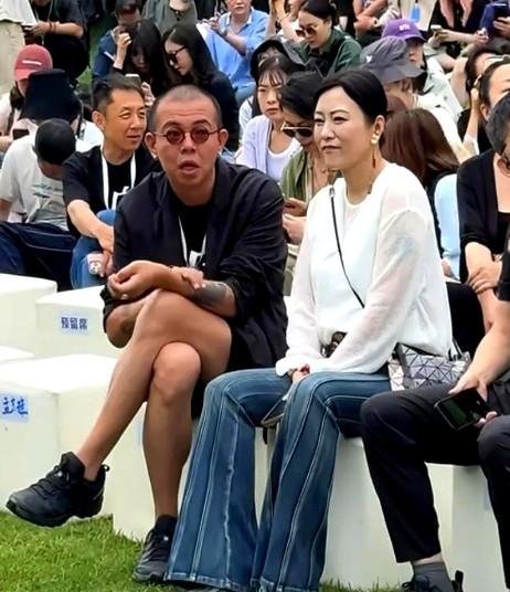 在秦皇岛出席活动的郝蕾老师，这姐姐骨子里就有股飒劲儿