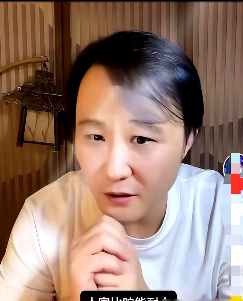 台下8个观众，台上站着10个演员。交还云字，他在德云社700米外另立招牌。