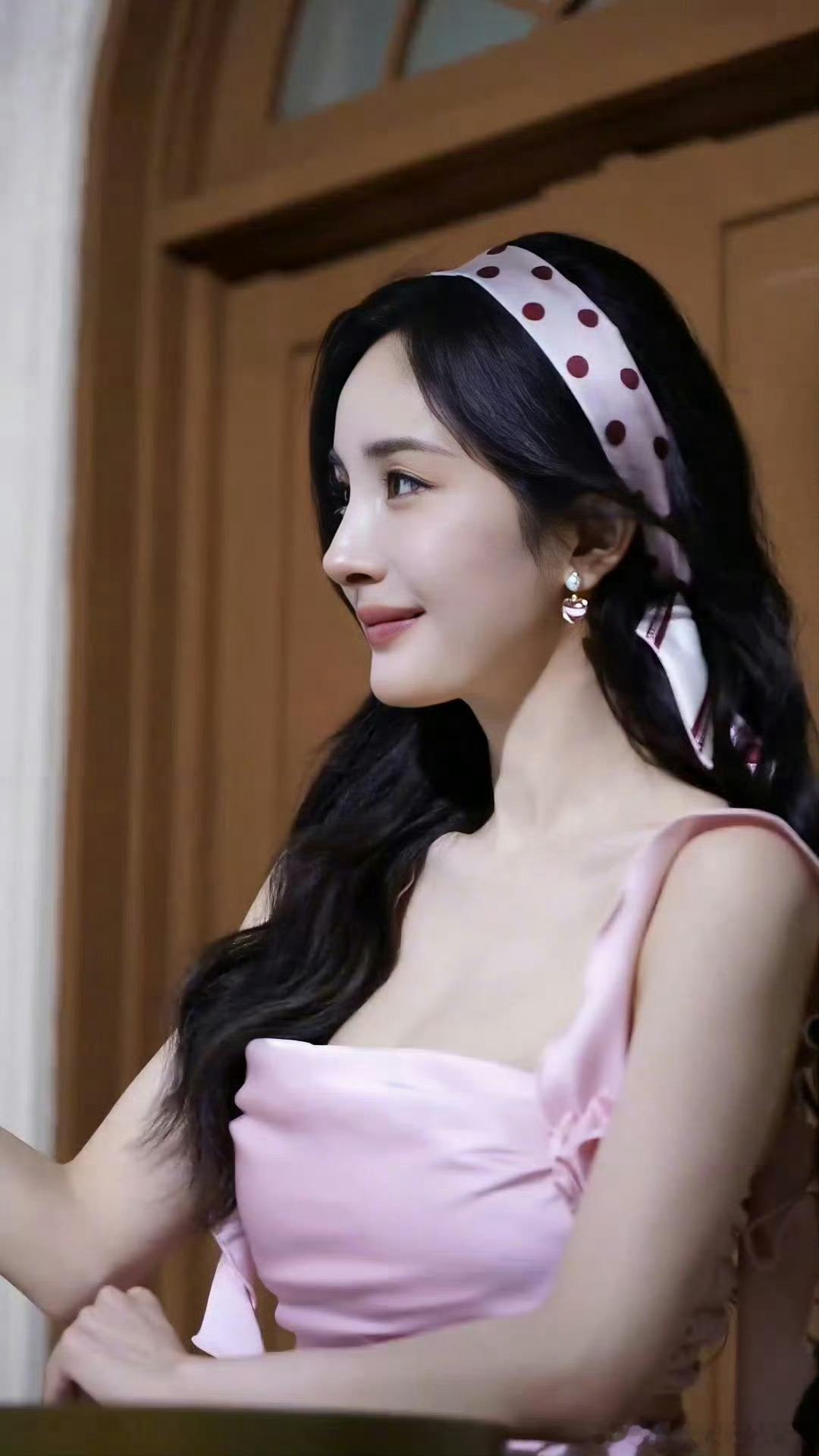 杨幂粉裙吊带😍😍草莓蛋糕🍰✨​​​