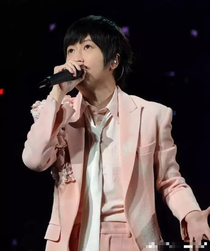 明明人已经摔下去了，歌声却还在荡漾，果然，哪里有五月天，哪里就有假唱啊！万千