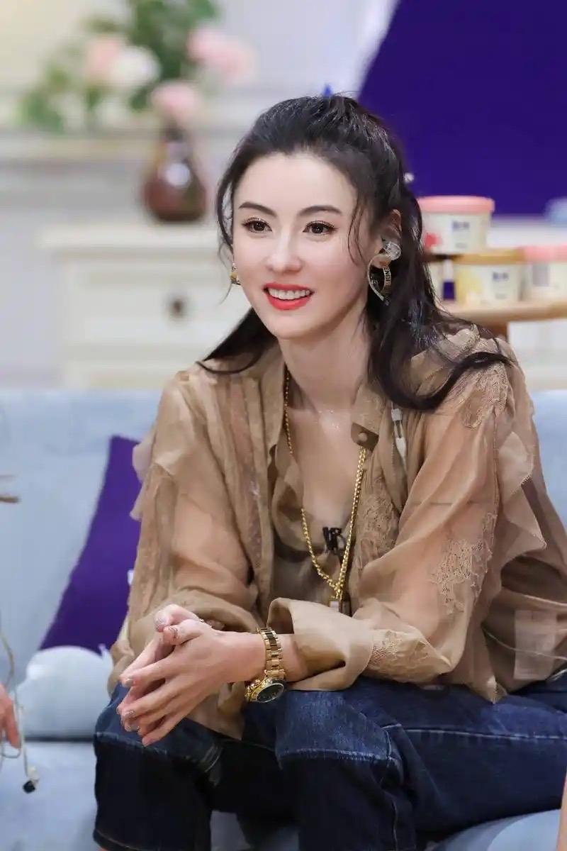 张柏芝的好妈妈标签这下注定要被撕的稀碎了，他大儿子谢振轩根本不是像网上传的那样是