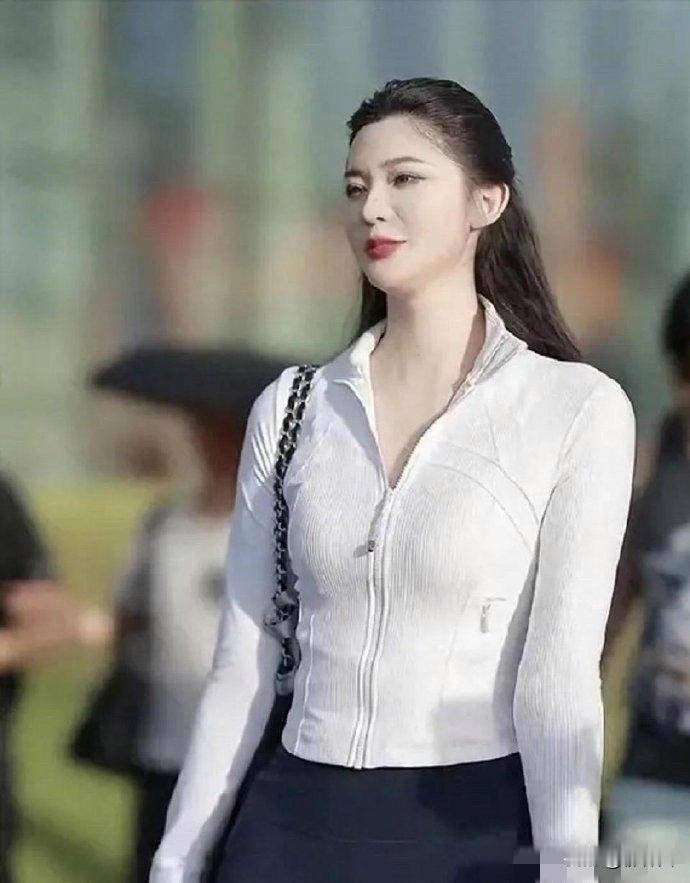 “万达公子”王思聪追了6年，都没能到手的杜芊逸。杜芊逸是江苏淮安人，职业为车