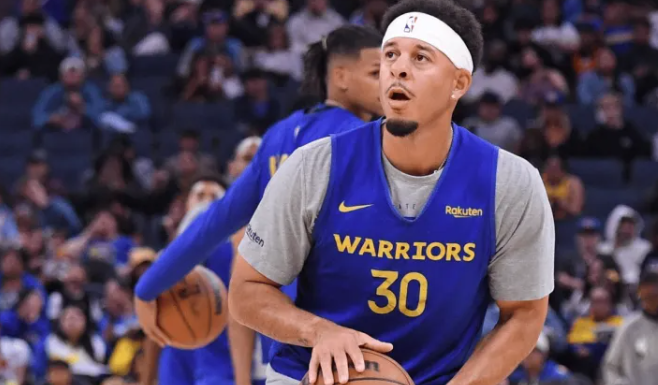 勇士官方更新社媒，发布了球队明日对阵太阳的伤病报告。赛思-库里（臀部伤势）和艾