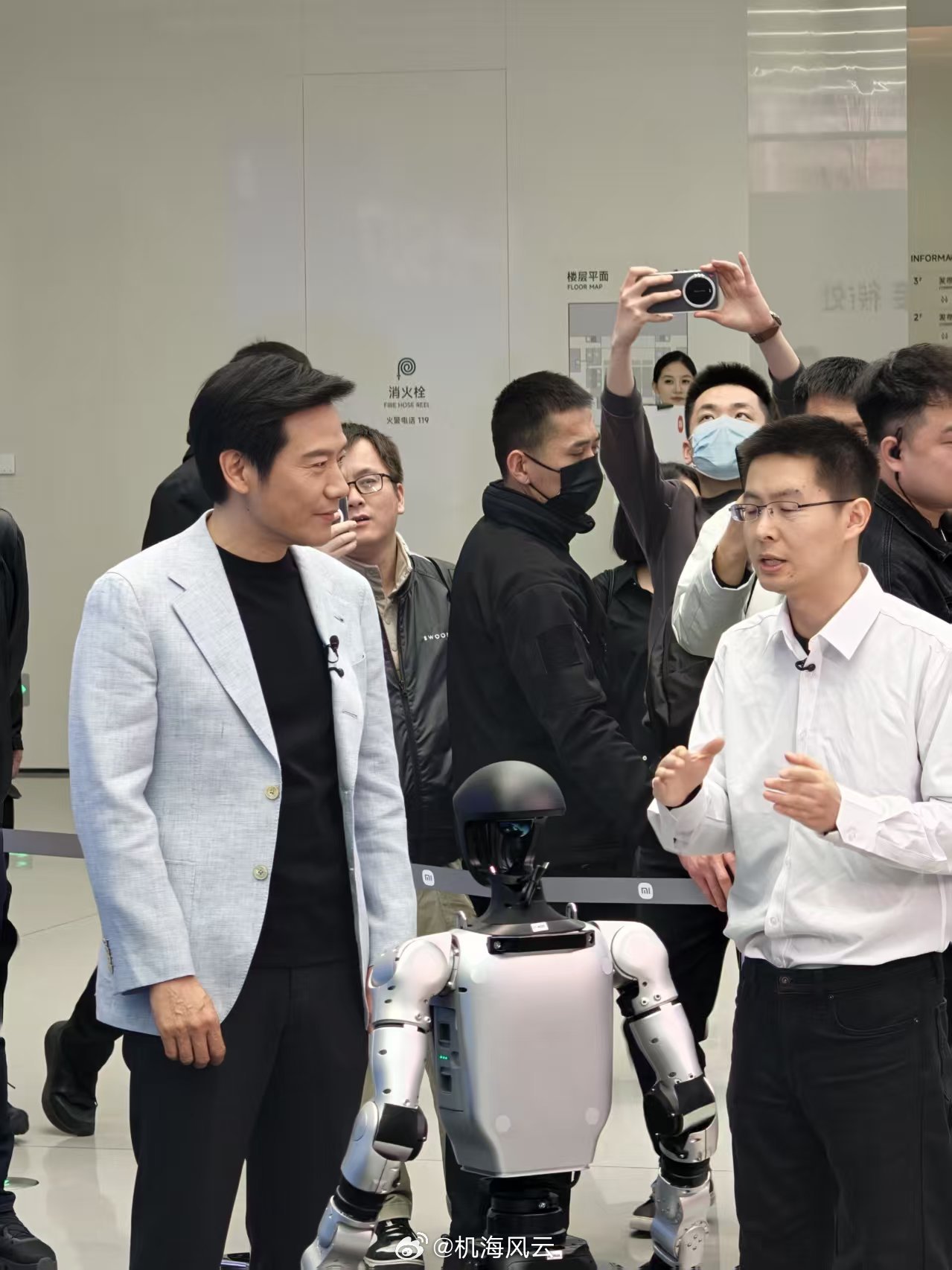 宇树王兴兴现身小米发布会刚发布会现场雷军对王兴兴说的一句话暖到我了，他说“感谢你