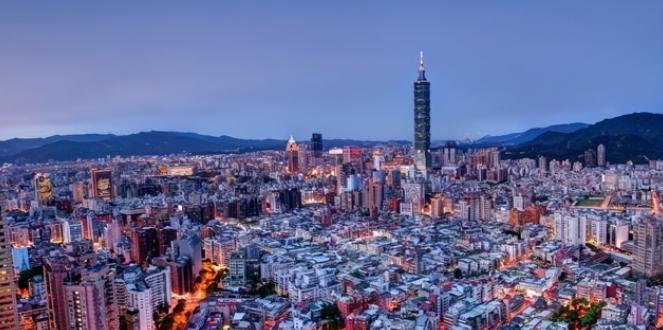 台湾地区与上海人口都处在两千多万的量级，上半年台湾GDP达到3.48万亿，上海的