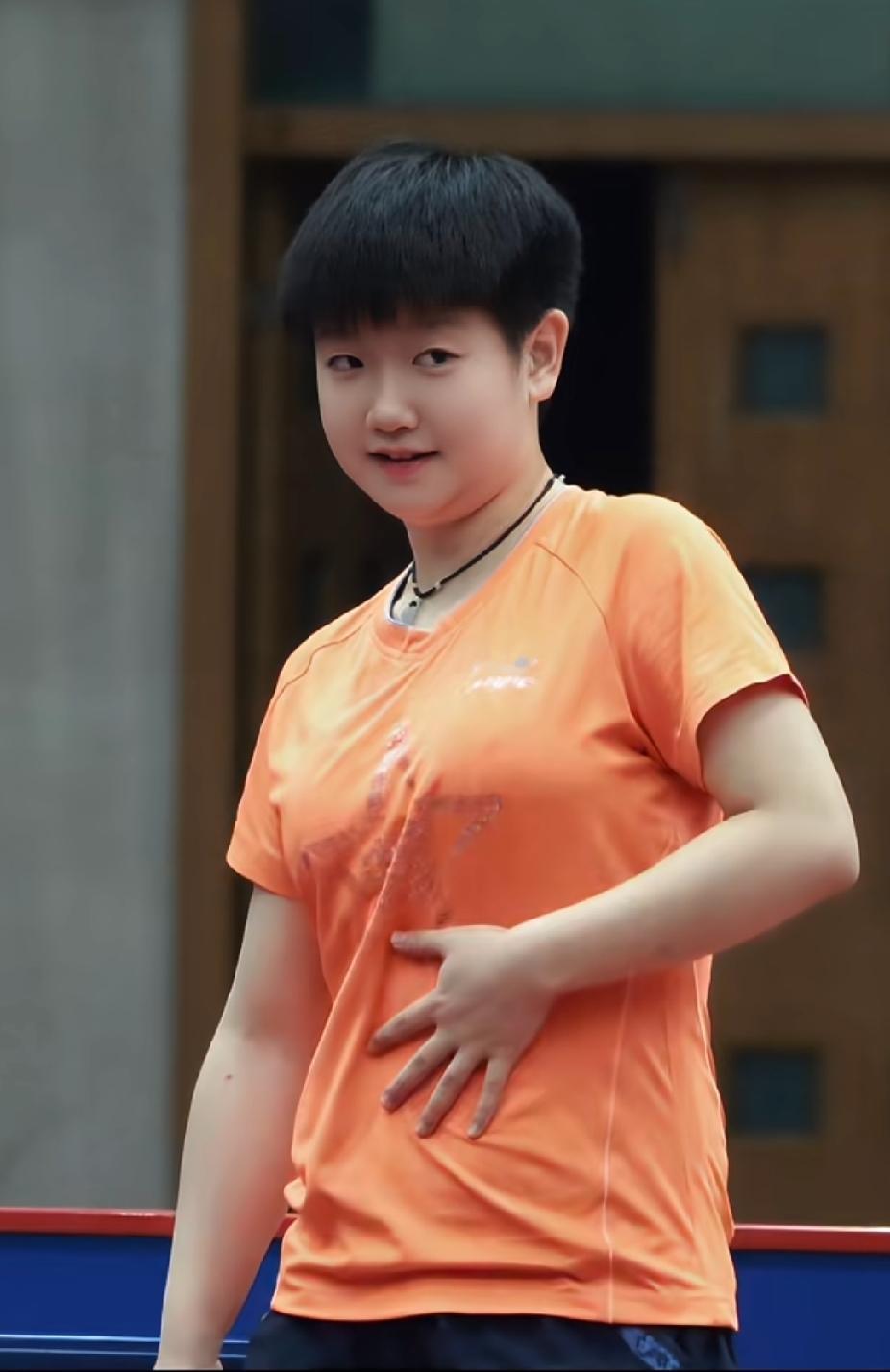 谁懂啊！孙颖莎的训练日常，每一帧都像在发光✨训练间隙的她，带着点刚运动完的