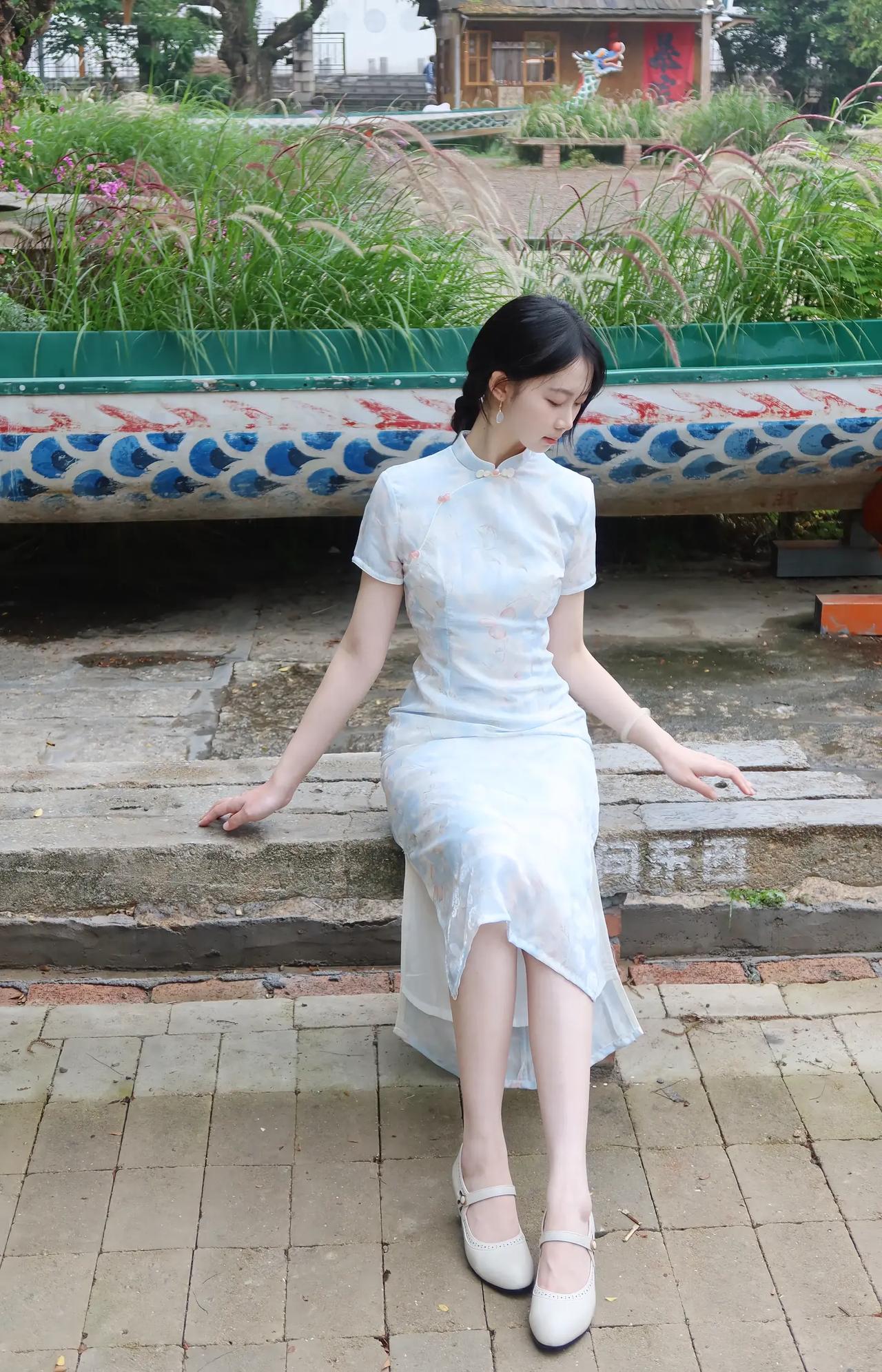 青衣倚栏坐，绿意入画来。