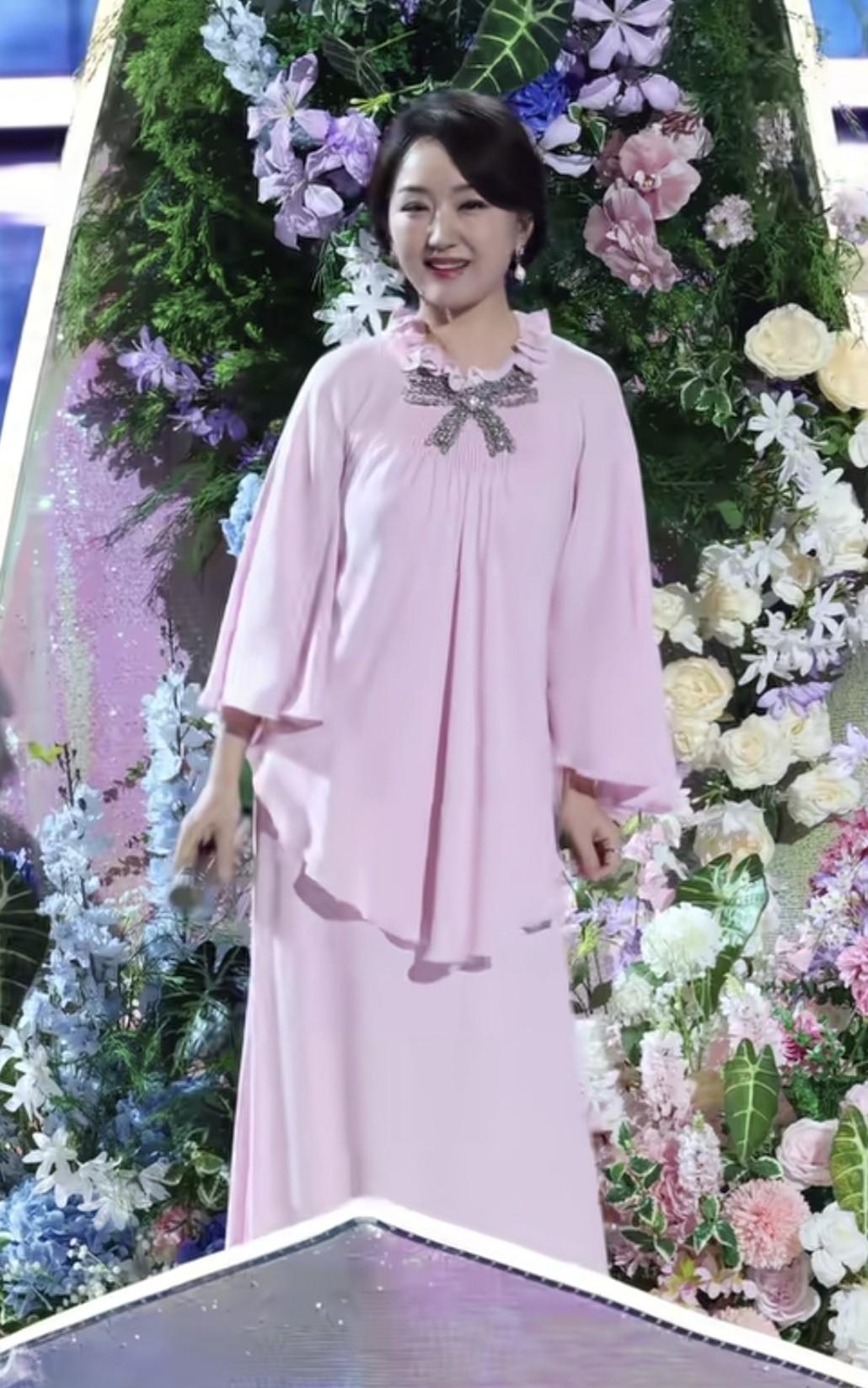 杨钰莹的中秋晚会献唱再次印证了一个定律在绝对的实力面前，一切花里胡哨都是枉然