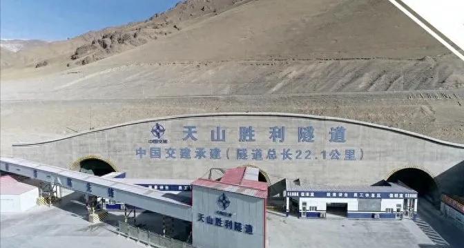 天山竟然被打通了:二零二五年从北疆到南疆，只需要二十分钟，就那个横亘在新疆中间，