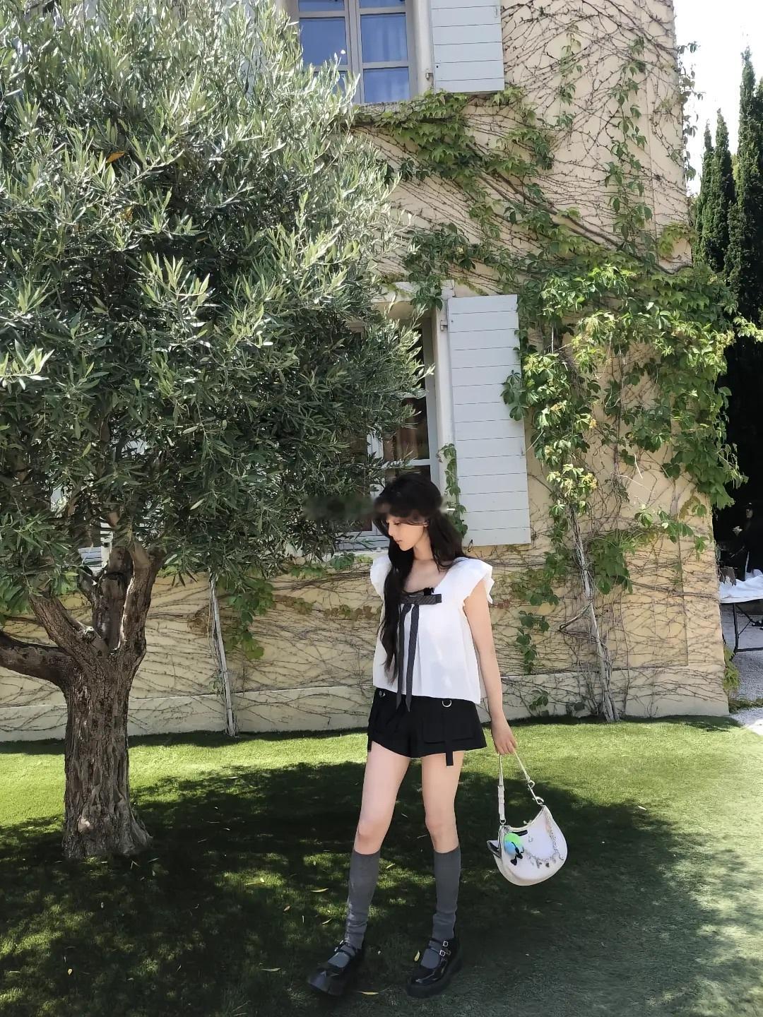 杨超越的南法明信片～太美了吧，南法到底有谁在啊
