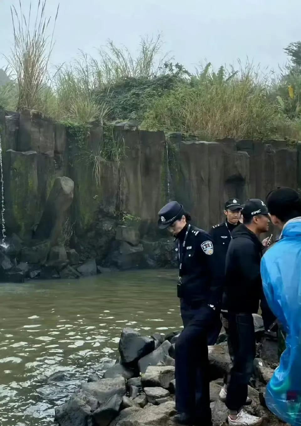 宋佳妥妥的警花一朵啊！