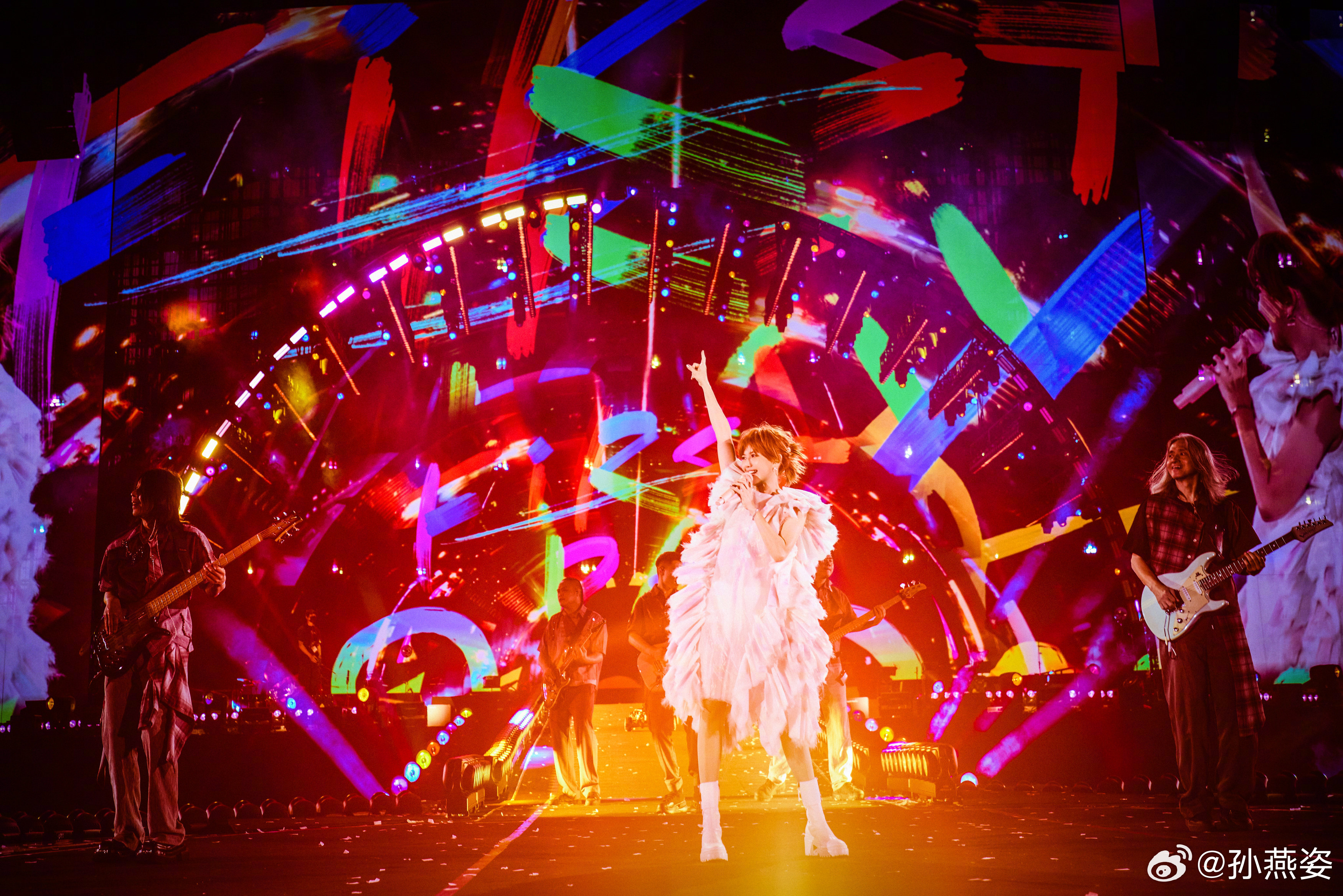 【孙燕姿被偶像周星驰打劫了】周星驰打劫孙燕姿要演唱会票哈哈哈哈被自己的偶像“打