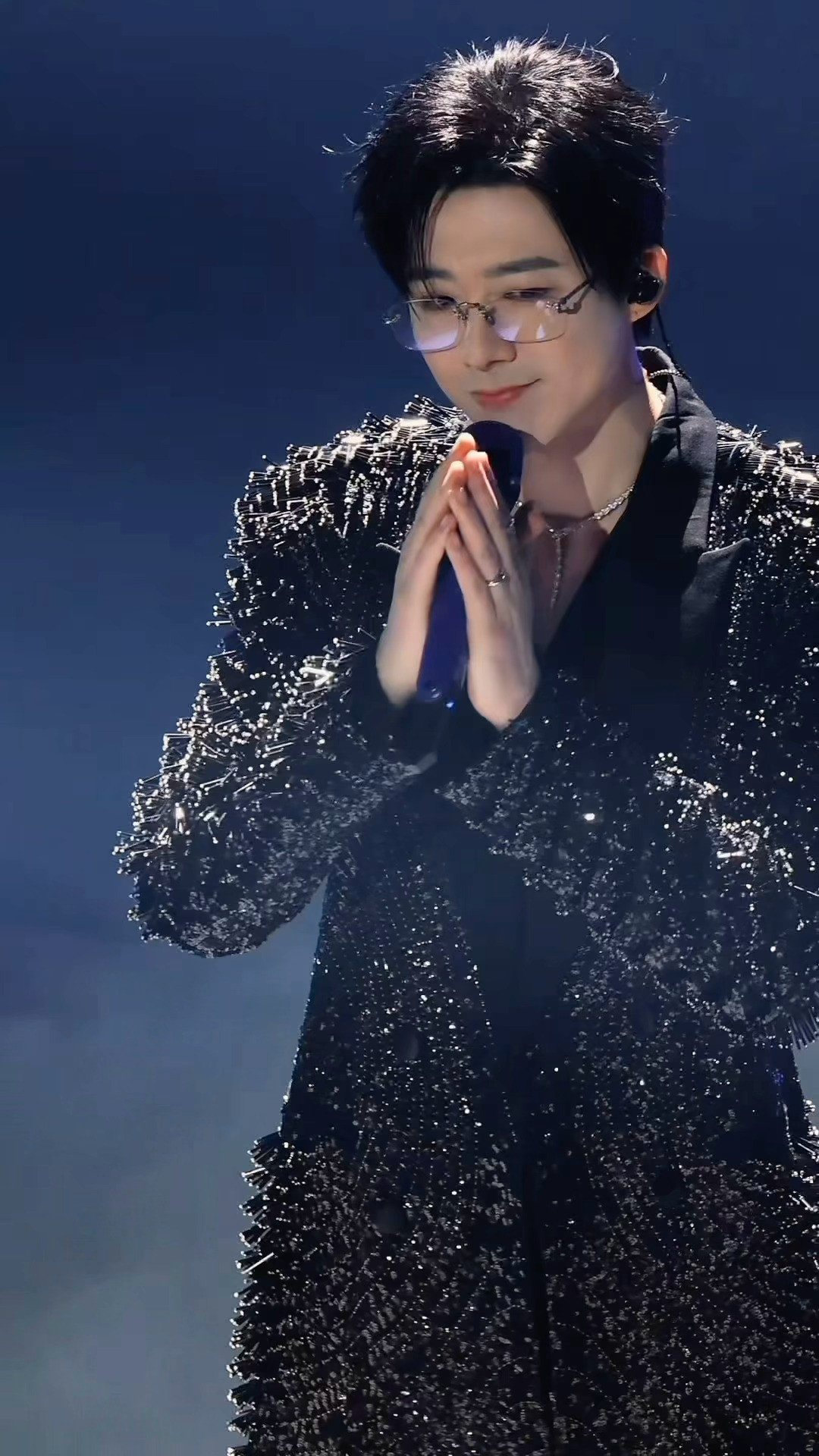 刘宇宁去医院怕被拍到这个刘宇宁对粉丝真是事事有回应🤲微博视界大会那天，刘宇宁被