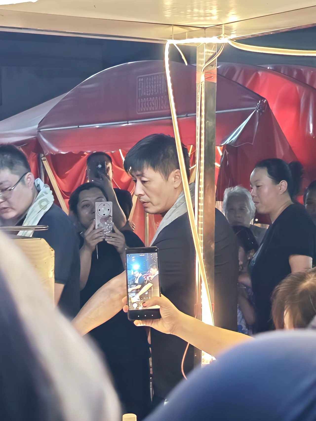 天啊，真的太像了吧，就连发型，穿着，简直都一模一样，恍惚间，感觉就是张雪峰本人！