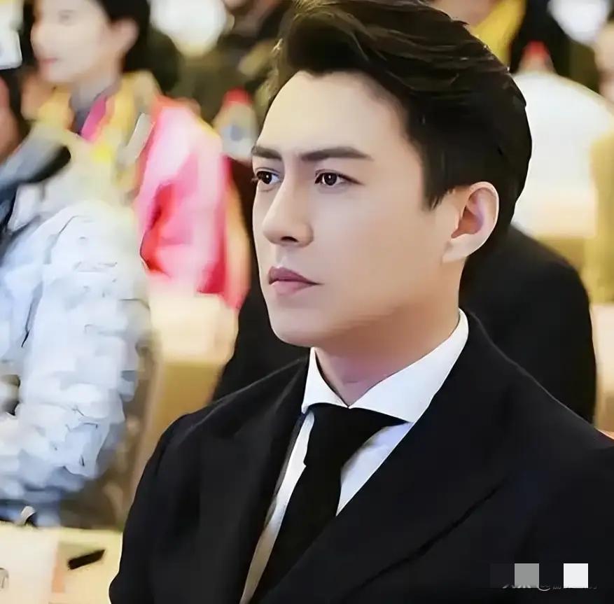 又一个被AI换脸伤害的明星出现了。前有靳东被一些坏人非法利用他的脸，去骗老年人展