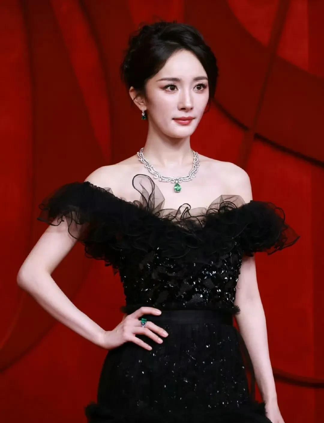 我的老天奶啊！都是大美女呀！2025时尚芭莎盛典，看看这几位女星的红毯造型，谁最