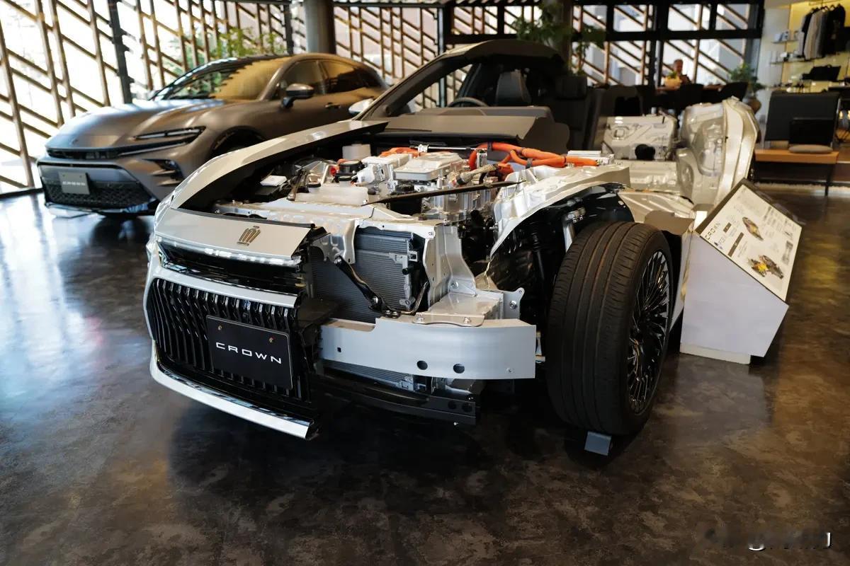 是骡子是马拉出出溜溜!丰田皇冠再次将模型切割亮相，不得不说钣金件的每一道折痕都是