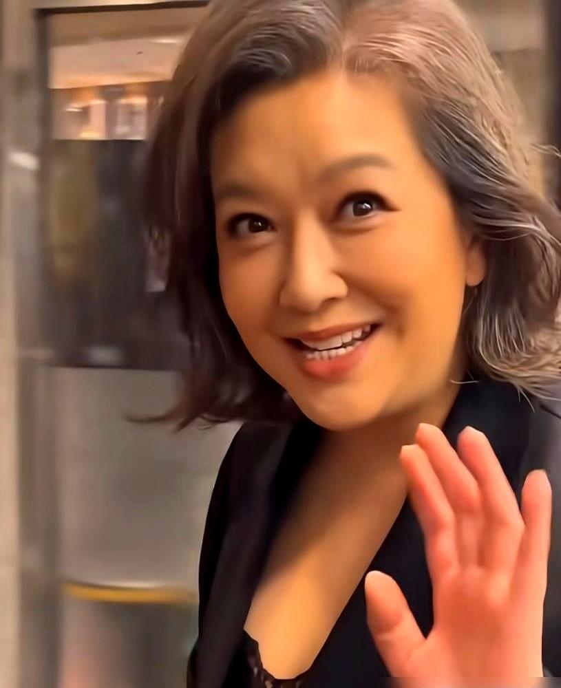 女明星不染头发，原来这么好看。47岁的海清，顶着一头银白短发就出来了，还是在