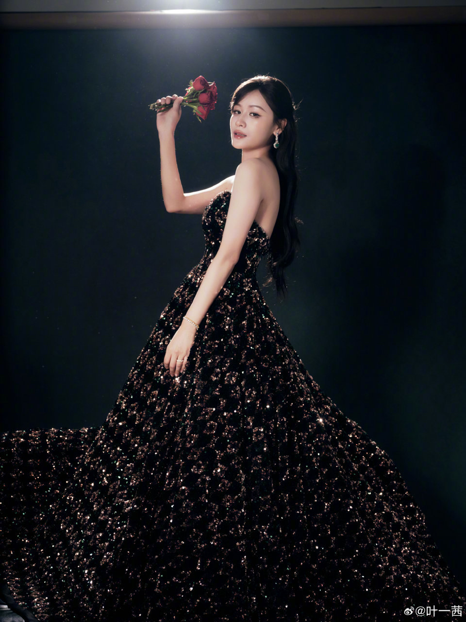 叶一茜裙子好闪叶一茜上浪姐美得好陌生经典回归舞台自带惊喜，闪亮裙装华贵动人造型用