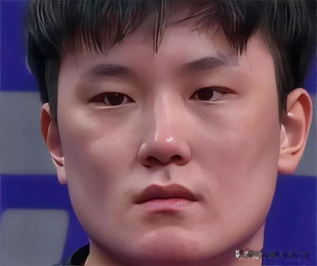 “引用门”之后的张本智和，目光呆滞，出言谨慎。面对记者的镜头，他不再像以前那样充