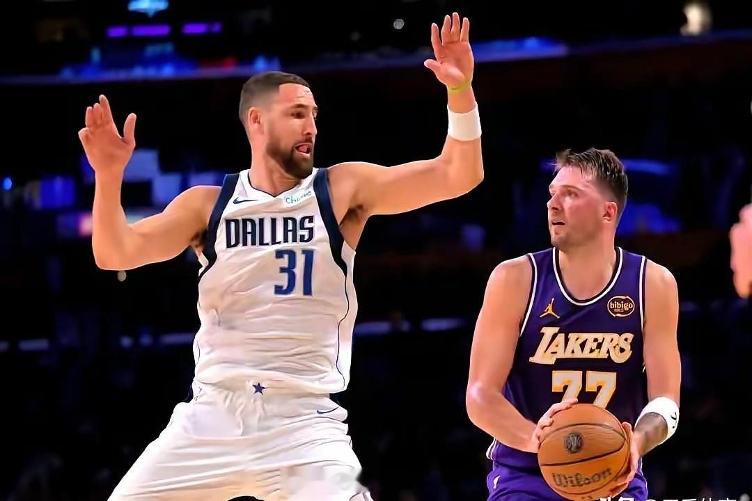 火箭队这是要搞大动作啊！听说他们看上了克莱·汤普森，想要补强外线火力。想想也是，