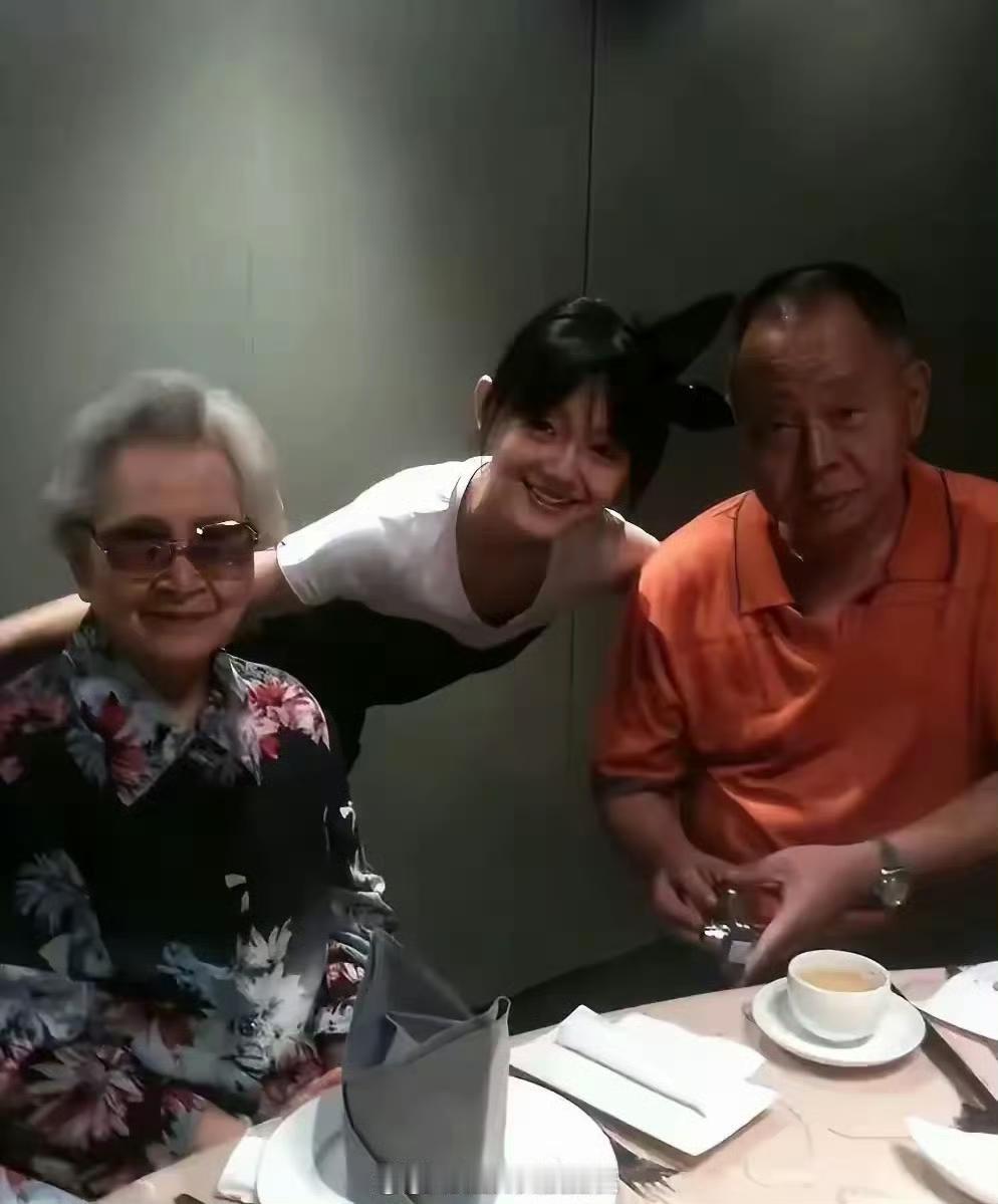 这是大S刚结婚时，带着汪小菲回奶奶家的合照，那时的她34岁了​