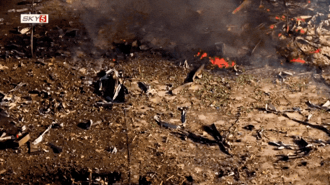航拍美国军工厂大爆炸：大楼被彻底炸飞，19个工人炸碎了！2025年10月