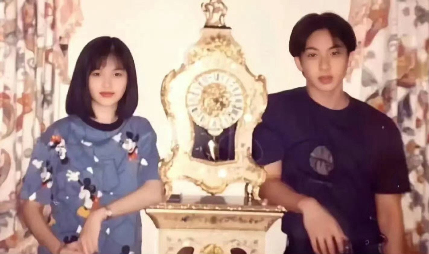 吴尊16岁时和太太的合照，林丽吟相貌平平但家境优越，如今已相携度过24个春秋