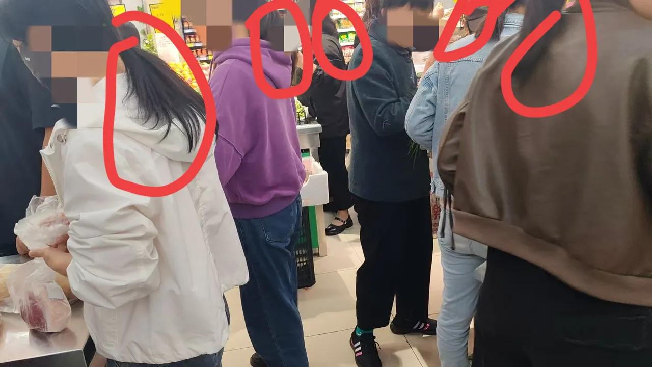 你们发现了没？全职妈妈大多有几个共同点？第一，送孩子上学，然后去菜市场买菜。
