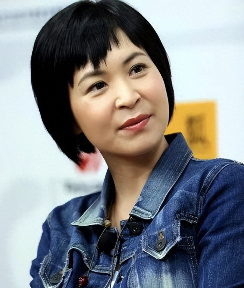 苏玉华现身舞台剧奖，与相恋25年老公同框，容颜气质佳