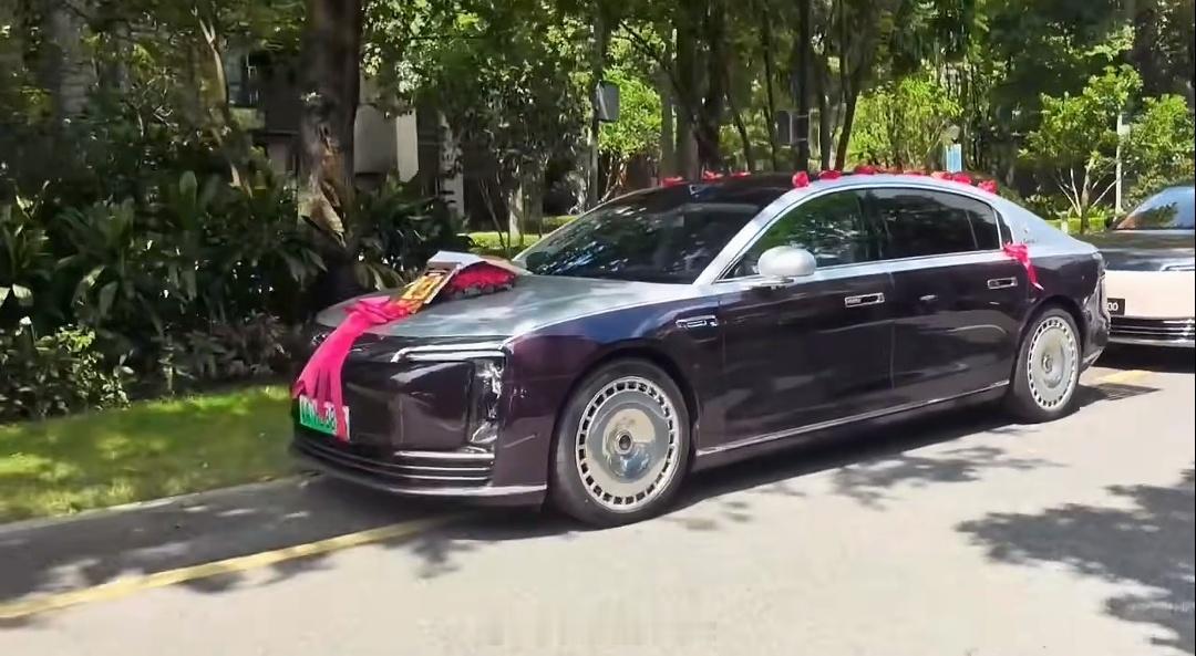 这接亲车队真豪华，两辆尊界S800当头车，后面都是问界M9​​​