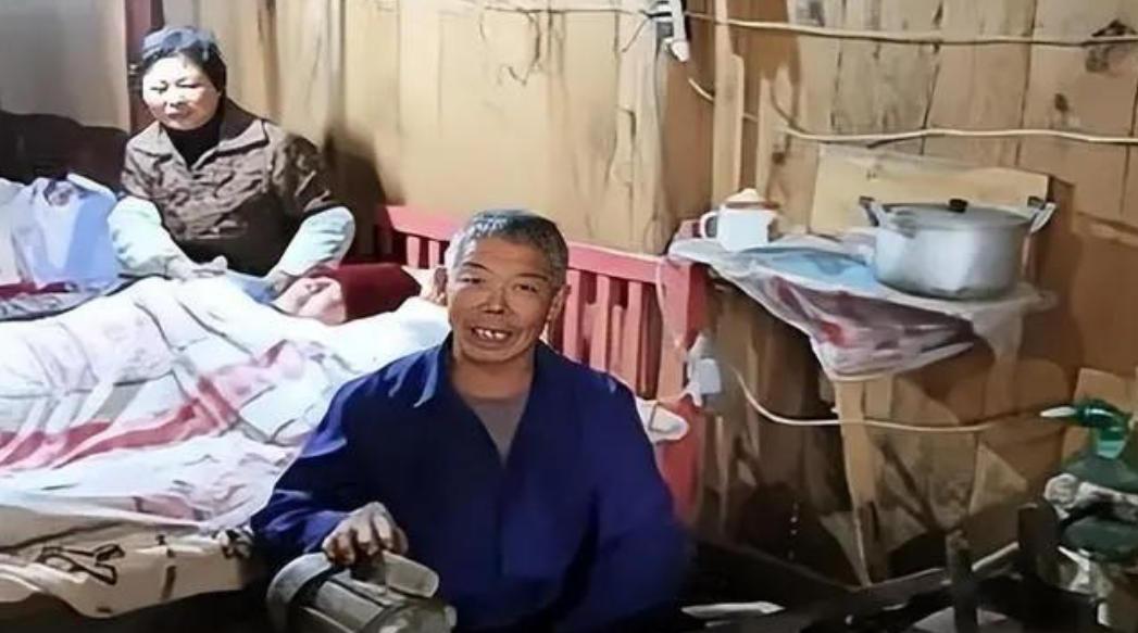 2006年，浙江一小伙因车祸永久丧失了自主呼吸功能，父母多年来捏皮球5000万次