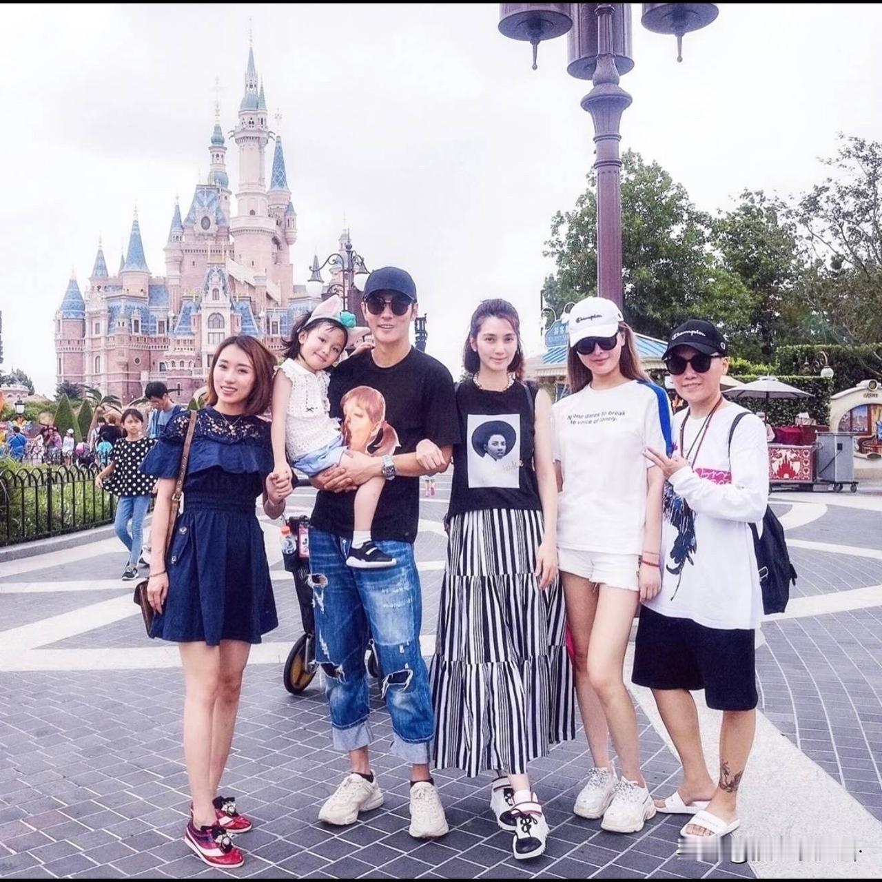 明目张胆出轨系列又添一张名照继宝强马蓉宋喆机场图，张丹峰毕莹洪欣城堡图后，王子