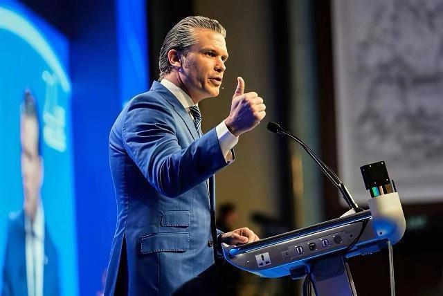 美防长访问纽波特纽斯造船厂，称中方不敢对美军任何试探，现场一片欢呼！乘着抓获马杜