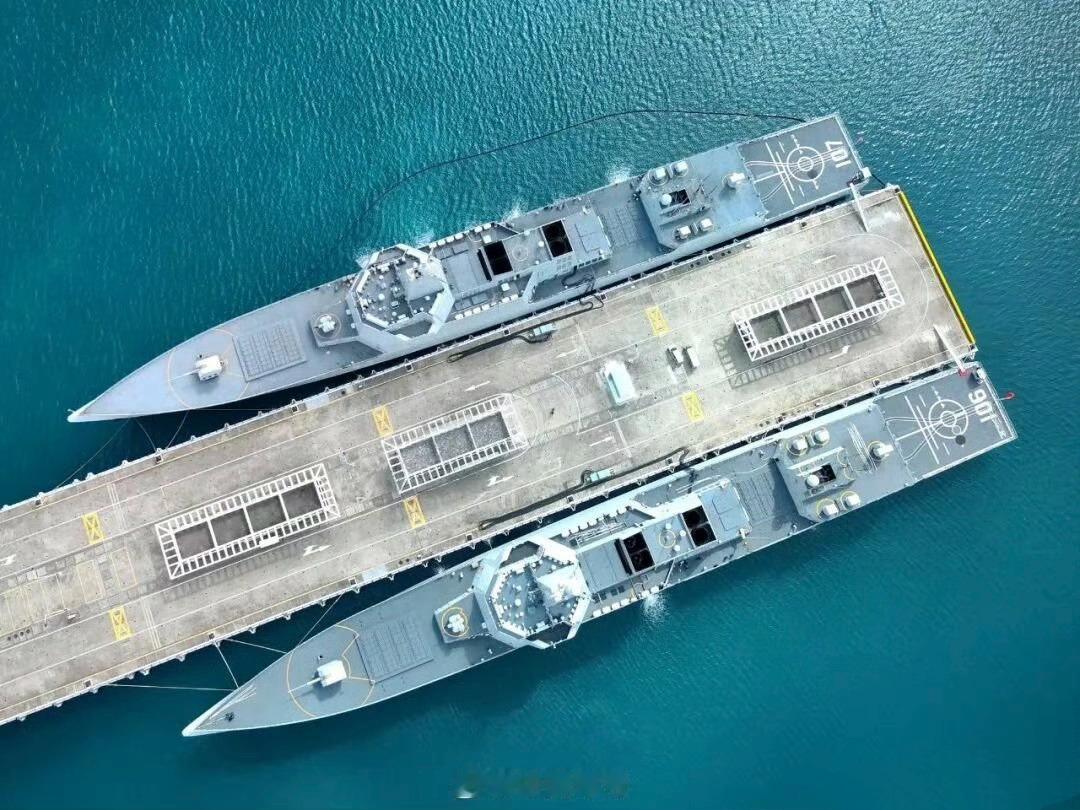 两艘055大驱同港停靠，可能未来很多年，055都是这个地球上战力最强的驱逐舰。烽