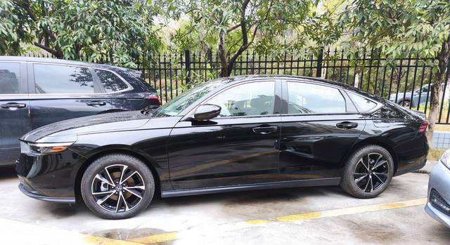 十一代雅阁改装+1.5k置换的17寸轮毂，比原厂轻很多，单薄，胎噪感觉都大了；