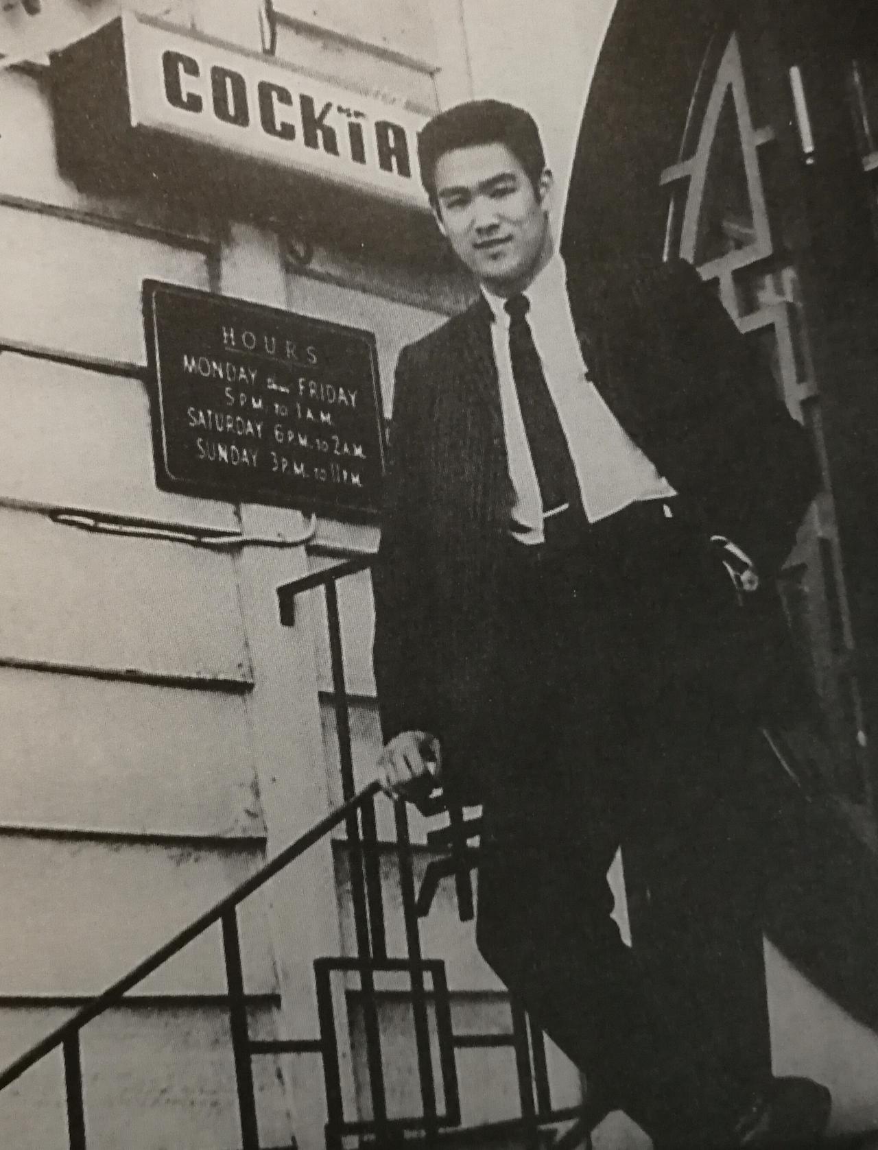 别再以为李小龙只有穿功夫服打拳的样子！这张稀缺老照片是60年代他赴美发展前，在香