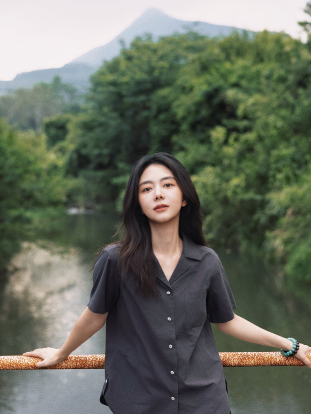 谭松韵🍃两小姐‘sPostcard山不语，水长流，更有佳人漫步其中～与两小