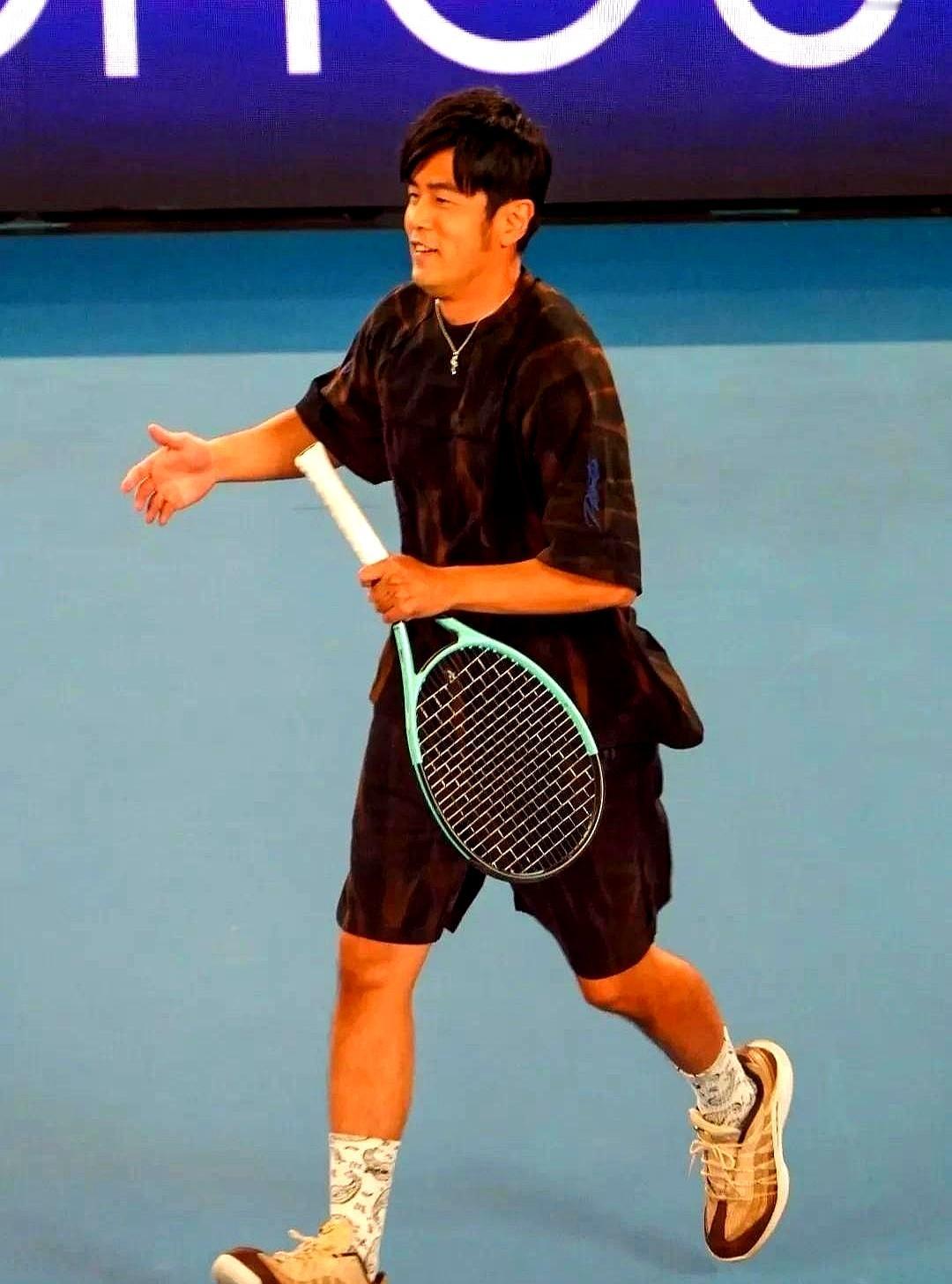 5秒出局，假发飞了1月14日墨尔本，周杰伦站上澳网慈善赛。猜拳输