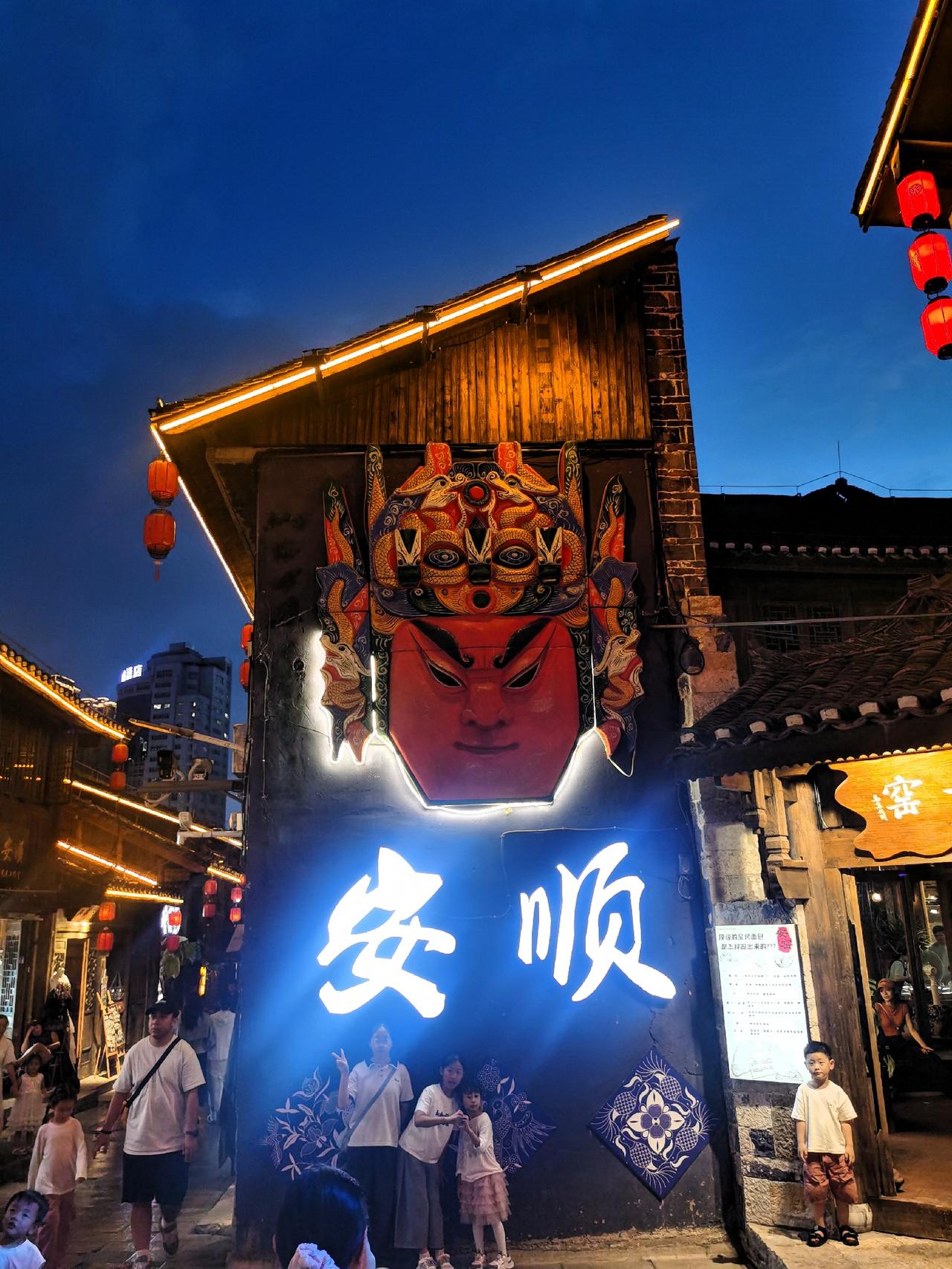 曾经多次去贵州，脚步停过贵阳的巷弄、兴义的峰林、凯里的苗寨，看过榕江的稻田、镇远