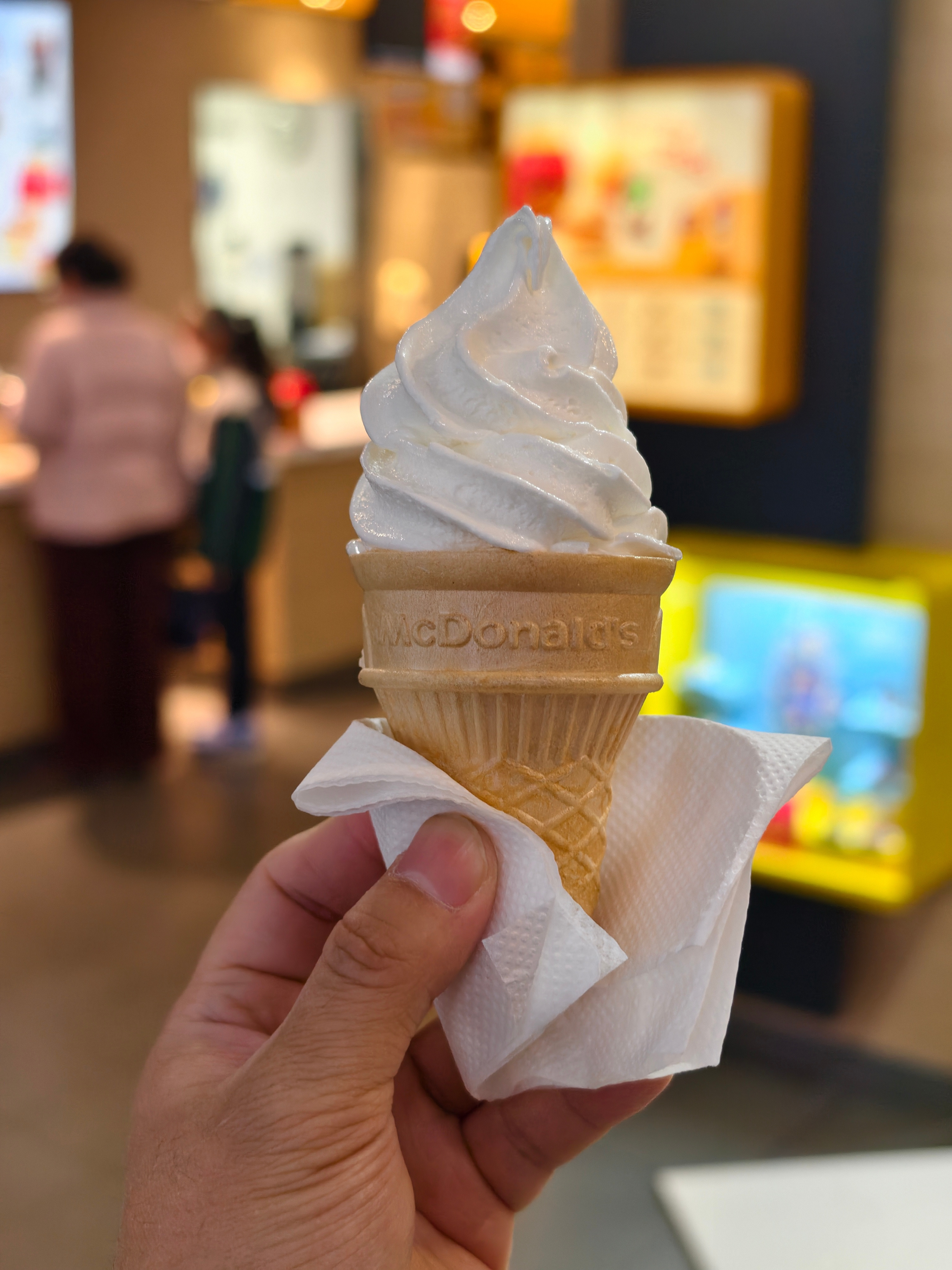 今天真冷啊，赶紧吃个甜筒解一下。你就说梆梆不梆梆