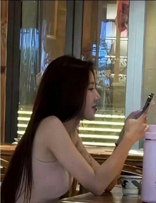 难怪那么多人买她直播间的东西，真人确实好看。