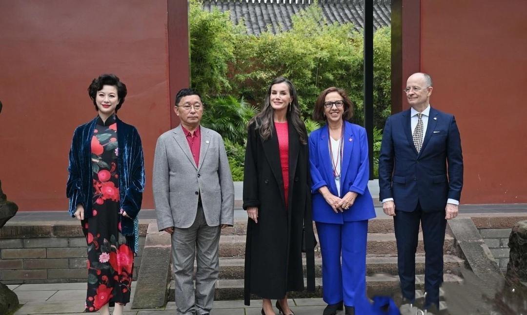 国家一级演员，穿旗袍惊艳西班牙王后！这状态，东方美赢麻了咱55岁的董凡，在西