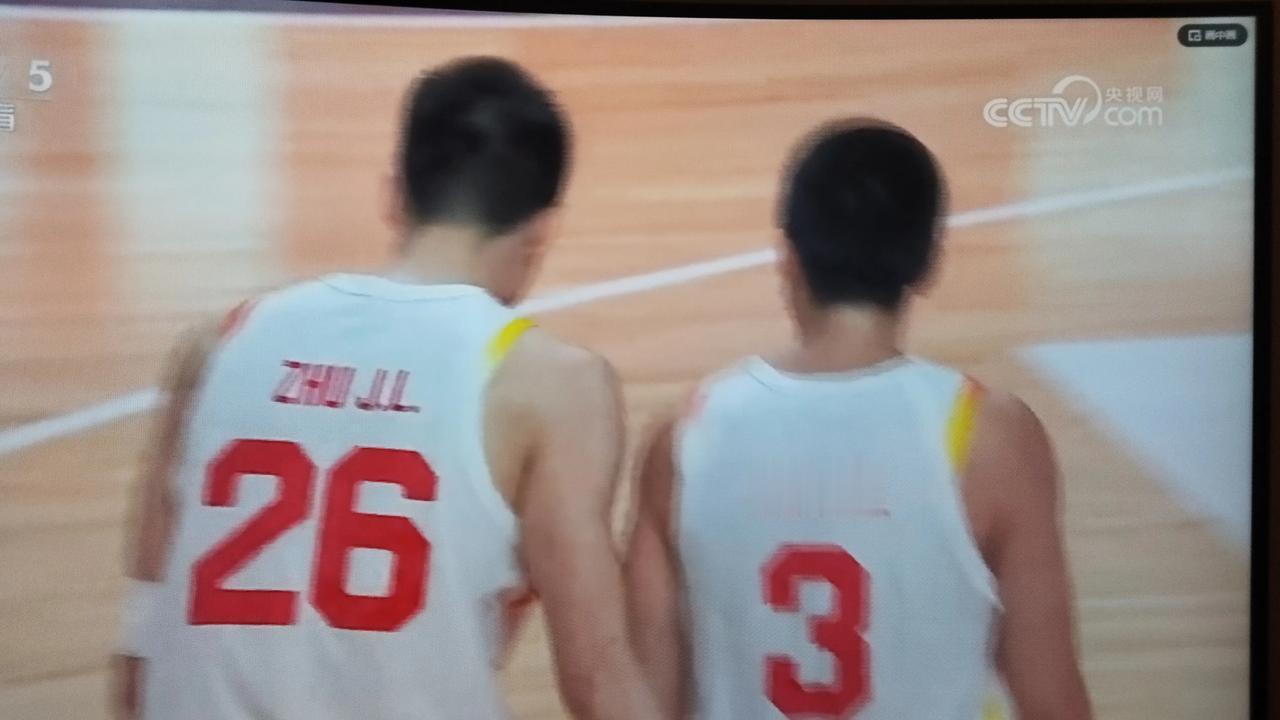 中国队对约旦队的比赛开始了。第一节中国队开场连拿17分。打了一个17:0。但是