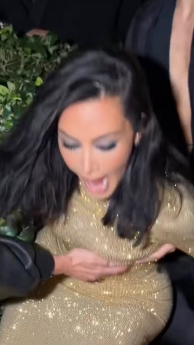 【金卡戴珊差点摔草丛里】被吐槽花着最贵的钱请着最差的化妆师的金卡戴珊，由于鞋跟太